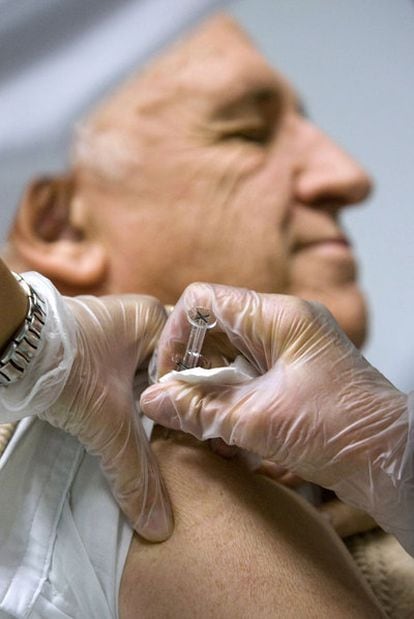 Un hombre recibe la vacuna contra la gripe.