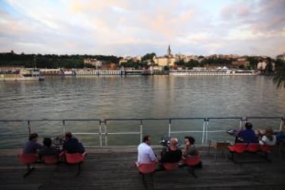 Terraza con vistas a la ciudad vieja de Belgrado, a orillas del río Sava.