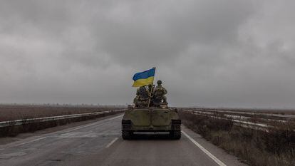 Soldados ucranios en una carretera a las afueras Jersón el 29 de noviembre.