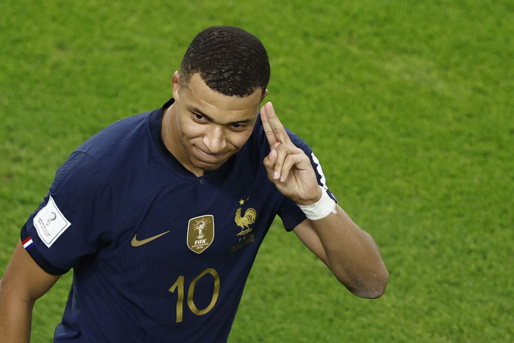 Mbappé festeja su segundo tanto ante Polonia, el tercero de Francia.