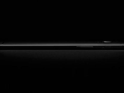 OnePlus 3T de color negro y de perfil