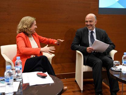 El comisario europeo de Asuntos Económicos y Financieros, Pierre Moscovici, y la ministra de Economía y Empresa, Nadia Calviño