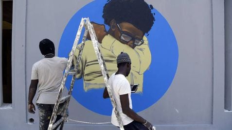 Miembros del colectivo de grafiteros senegaleses RBS CREW, han iniciado una campaña gráfica informativa sobre el coronavirus en la universidad Cheikh Anta Diop de Dakar.