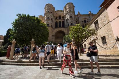 Un grupo de turistas, en el entorno de la catedral de Málaga.