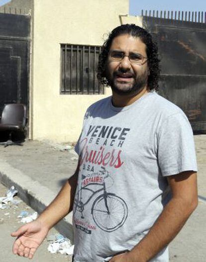 El activista egipcio Alaa Abdel-Fatah a su llegada a un juicio en El Cairo.