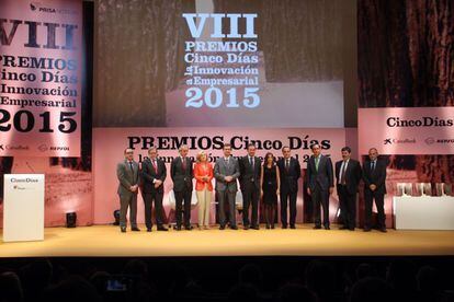 Foto de familia de la ceremonia de los Premios Cinco Días a la Innovación Empresarial 2015.