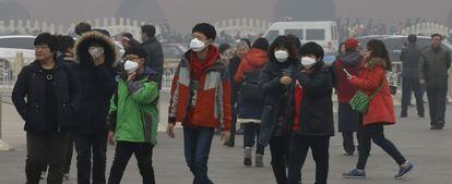 Turistas utilizan máscaras para protegerse de la contaminación en Pekín.
