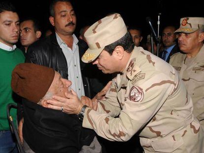 El general Al Sisi saluda este domingo al padre de un soldado fallecido.