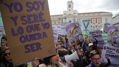 Manifestación de estudiantes feministas, este viernes en la madrileña Puerta del Sol.