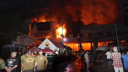 Imagen del incendio del complejo Grand Diamond City, este jueves en Poipet, Camboya.