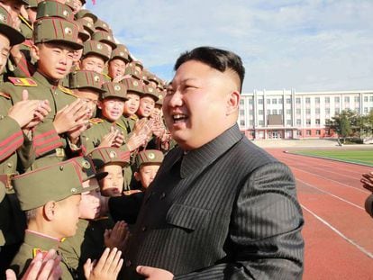 Kim Jong-Un fotografiado con estudiantes la semana pasada.