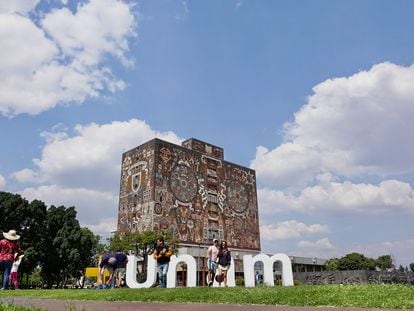 Vista de la Biblioteca Central de la UNAM desde las Islas de Ciudad Universitaria.