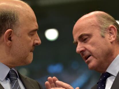 El comisario de Econom&iacute;a de la UE, Pierre Moscovici, y el ministro de Econom&iacute;a en funciones, Luis de Guindos. 