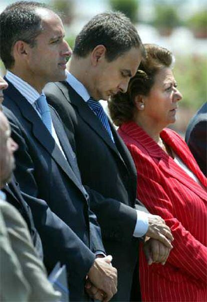 Zapatero, ayer con dirigentes valencianos durante dos minutos de silencio.