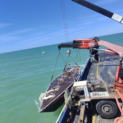 Recuperación del casco del velero 'Capitán III' frente a Chipiona.