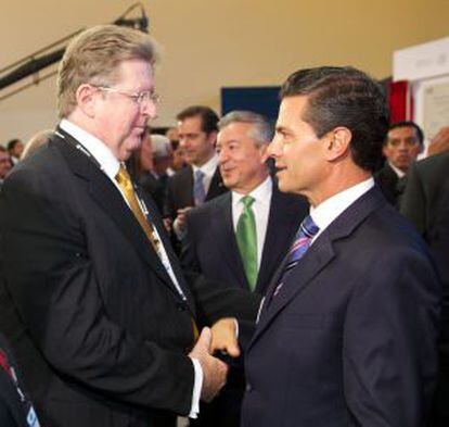 El empresario Germán Larrea saluda al presidente Peña