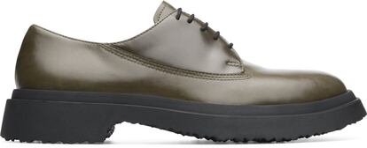 Walden es el nuevo modelo de Camper. Se inspira en los clásicos zapatos de hombre, aunque este elegante diseño está disponible tanto para ellos como para ellas. A partir de una silueta blucher atemporal, Walden combina pieles de alta calidad con suelas resistentes de goma para ofrecer un aspecto sofisticado con mayor agarre y máximo confort. Sus colores naturales, pensados para combinar con facilidad, y líneas depuradas proporcionan carácter a un modelo unisex. Precio: 145 euros.