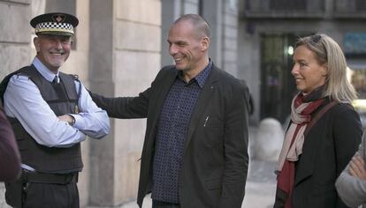 Varufakis i la seva dona, a Barcelona l'octubre passat.