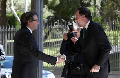 Carles Puigdemont saluda a Mariano Rajoy a su llegada al Museo Nacional de Arte de Cataluña (MNAC).