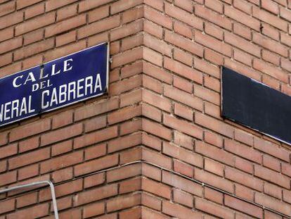 La placa que indica la calle del General Yag&uuml;e tapada. 