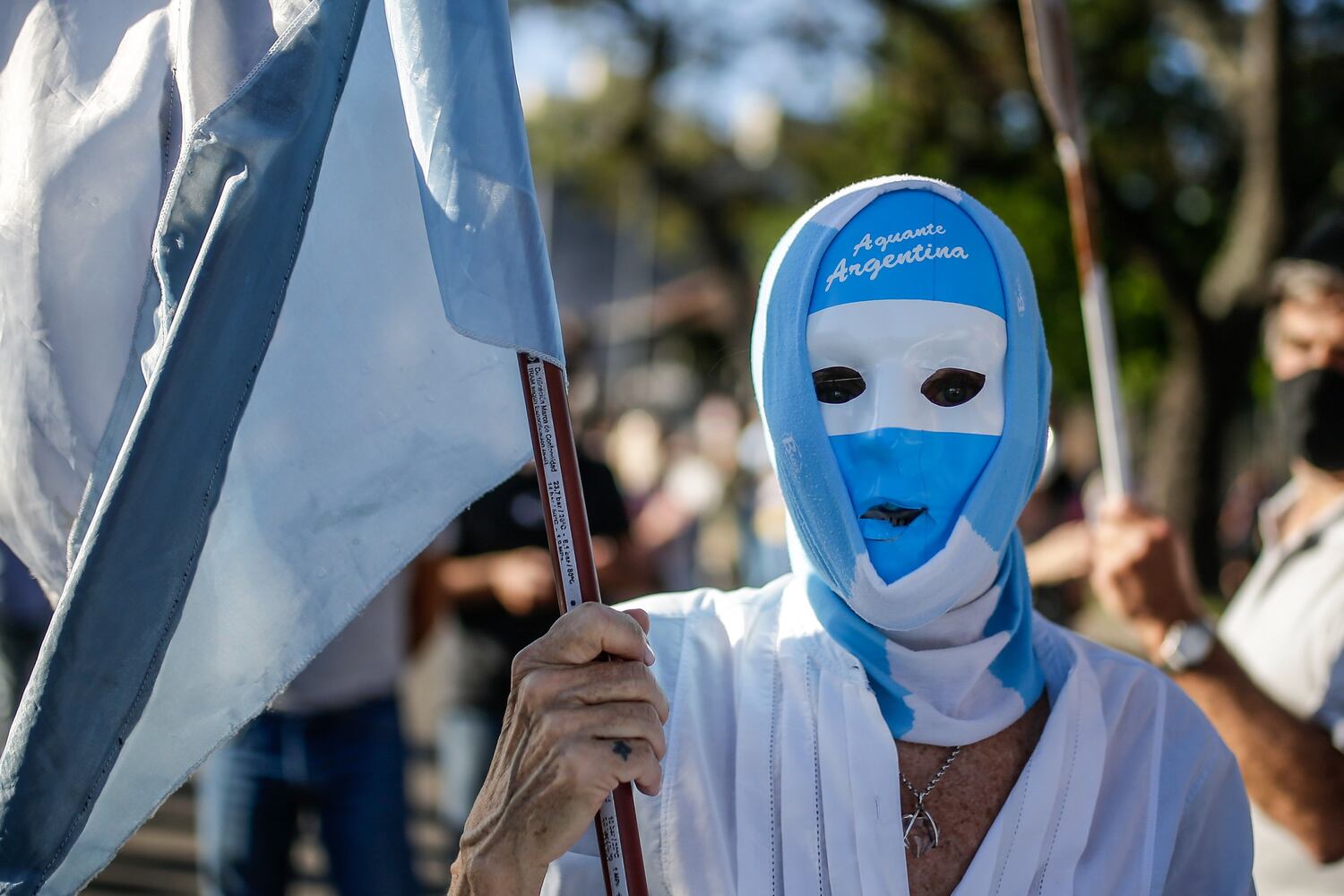 Una manifestante participa de una marcha en contra del mandatario argentino, Alberto Fernández, el pasado 12 de octubre en Buenos Aires