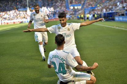 Ceballos celebra su segundo gol junto a Marco Asensio.