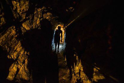 Un hombre camina en el túnel de una mina en El Callao, Estado de Bolívar, Venezuela. A pesar de la peligrosidad de trabajar aquí, muchos venezolanos afectados por la crisis económica y la caída de los precios del petróleo acuden a estas excavaciones cada día.
