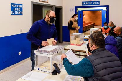 Trabajadores de Alcoa San Cibrao, en el municipio de Cervo (Lugo), votan este martes en el referéndum.