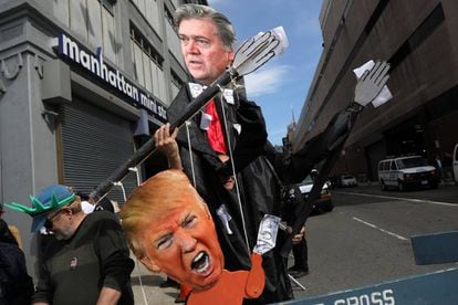 Una marioneta de Steve Bannon y Donald Trump en las protestas contra el presidente en Nueva York.