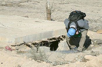 Un miembro de la Unmovic inspecciona un búnker durante una vista a la fábrica de misiles Al Faluja, al oeste de Bagdad.