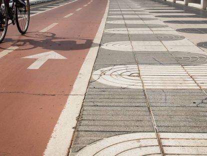 Un ciclista en dirección contraria por la Avenida Marítima de Las Palmas de Gran Canaria. 