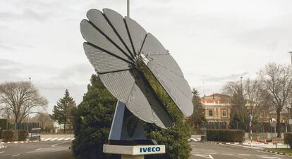 El girasol solar Smartflower instalado en la planta de Iveco, en Valladolid. 