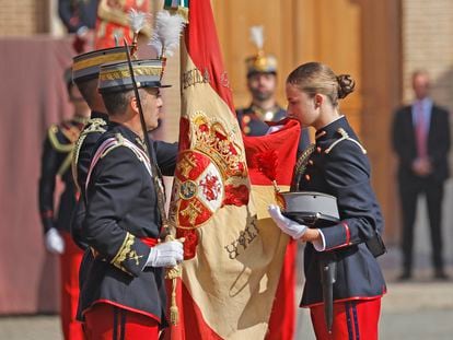 La princesa de Asturias besaba este sábado la bandera que ordenó bordar la reina María Cristina en 1886, en la ceremonia celebrada en la Academia Militar de Zaragoza.