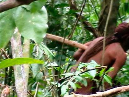 El hombre más solitario del mundo (en la foto, de 2011), que pasó la mitad de su vida completamente solo en la selva amazónica.