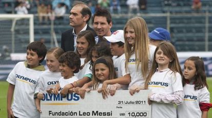 Messi, rodeado de niños en un partido benéfico.