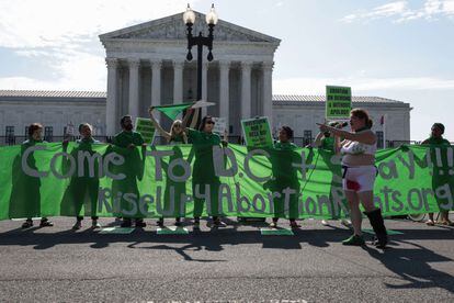 Activistas pro aborto se manifiestan ante la sede del Tribunal Supremo de EE UU, el 13 de junio en Washington.