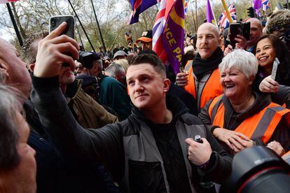 El líder ultraderechista Tommy Robinson durante la manifestación en Londres de este domingo.