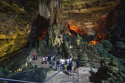 Un grupo de visitantes en la Grotte Di Castellana.