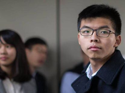 Joshua Wong, a su llegada al tribunal. En vídeo, declaraciones de Joshua Wong y Lester Shum antes de entrar a los juzgados.