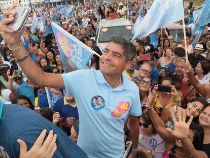 Antonio Carlos Magalhães, candidato a la gobernatura del Estado de Bahía, durante una gira de campaña.