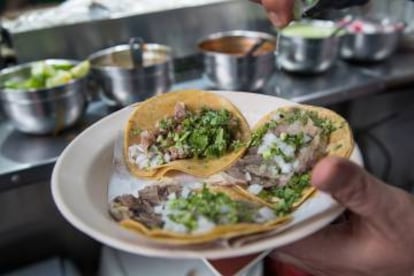 Un plato de tacos de cabeza de la taquería Los Cocuyos.