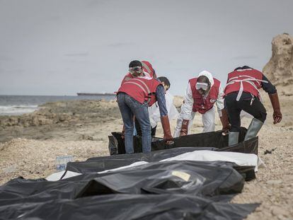 La Media Luna Roja de Libia ha recuperado este martes los cadáveres de 74 personas cerca de Zauiya, en la costa norte del país.