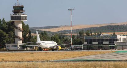 Un avi&oacute;n en la pista del aeropuerto de Granada.