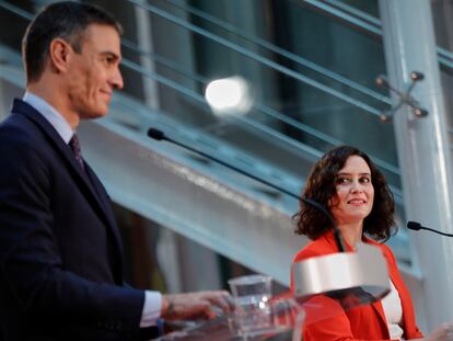 El presidente del Gobierno, Pedro Sánchez, y la presidenta de la Comunidad de Madrid, Isabel Díaz Ayuso, tras reunirse en 2020.