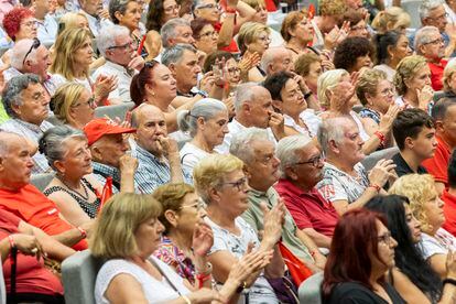 PSOE sympathizers follow the rally that took place at the Palacio de Congresos in Valencia last Saturday. 