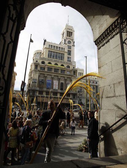Procesión del Domingo de Ramos, los palmeros entran en la Iglesia de San Pedro en Madrid.