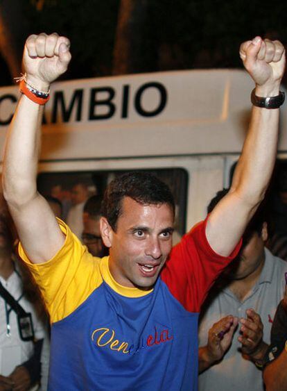 El opositor Henrique Capriles celebra su victoria electoral en el Estado de Miranda.