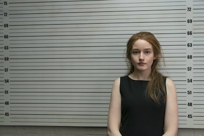 La actriz Julia Garner intrerpreta a la estafadora Anna Delvey en '¿Quién es Anna?', disponible en Netflix.
