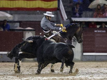 Sergio Galán, en la lidia del quinto, con el piso embarrado por la lluvia, esta tarde en Las Ventas.