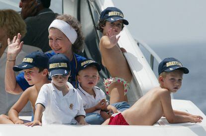 La reina Sofía saluda rodeada de sus nietos. De izquierda a derecha, Felipe Juan Froilán, Miguel, Pablo Nicolás, Victoria Federica y Juan Valentín, durante la primera etapa de la X Regata Breitling-Illes Balears, en Puerto Portals de Calviá, el 23 de julio de 2004.